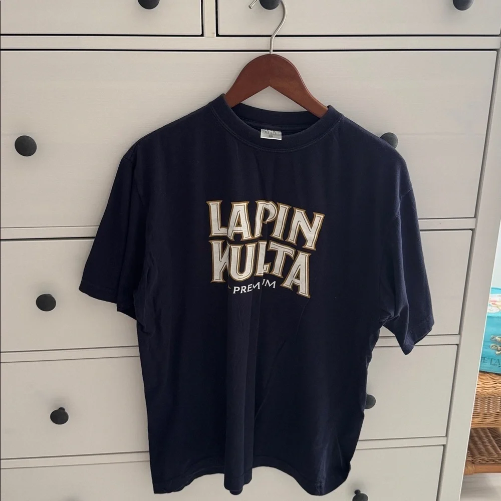 Vintage Men’s Short Sleeved T Shirt Lapin Kulta Logo in White and Gold Size L